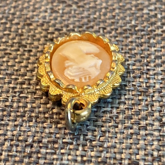 VTG Hand-carved Petite Cameo Pendant - Picture 6 of 7